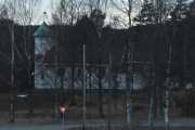 Vi må kjøre tilbake til kirken først, før vi kan kjøre videre rundt