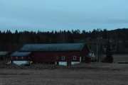 Vi kjører videre og passerer en gård, heter den Vaggesten?