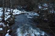 Nå står jeg ved brua hvor Skarselva renner, like ved der hvor Gamle Maridalsvei og Maridalsveien møtes