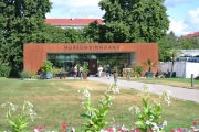 Her ser vi museumsinngangen