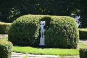 Litt morsomt å se hvordan de har klippet busken rundt statuen