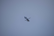 Vi kikker også opp i luften, men foreløpig er det bare helikopteret som vi ser