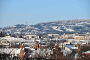 Nå står jeg på baksiden av hovedgården og da har vi utsikten mot Holmenkollen