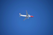 Må tenke på noe annet, jo her kommer det et fly til