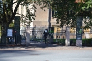 Nå er vi foran porten, nå rusler vi inn