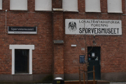 Gardeveien 15. Sporveismuseet. Dem skrev at inngangen går fra en liten dør med terskel til en stor skyvedør uten terskel, og jeg tenkte aldri tanken