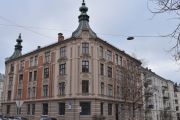 Thomas Heftyes gate 45. Arkitekten var Sigurd Reidolph Gulbransen og det ble bygget for byggherre Anders Taraldsen fra Holt i Aust-Agder. Vi står ved det andre hjørnet nå