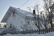 Arnebråtveien 62 og 64 er fra slutten av 1800 tallet en gang og er Arnebråten, som tidligere var en husmannsplass under Vestre Holmen gård