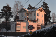 Frognerseterveien 30 er ikke det gamle huset jeg husker fra tidligere. Men Frognerseterveien går fra Holmenveien til Ankerveien, og derfra videre som turvei fra Midtstuen til Frognerseteren og fikk sitt navn i 1907, mange veier fikk sitt navn da. Kan stikkordet være Villa Fjellhøi