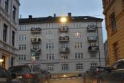 Gabels gate 4 er fra 1928 og arkitektene var Just Borthen og Paul Eugen Brantzeg. Gabelsgates Fælleskjøkkenhus holdt til her. Gården har også fasade mot Eivind Astrups gate, og jeg står i Terningbekk og tar bilde