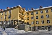 Gamle Hovsetervei 3 hvor Huseby kompetansesenter ligger er fra 1953, men bebyggelsen i Gamle Hovsetervei 3 er oppført i flere etapper fra 1939, da Huseby offentlige skole for blinde ble etablert her