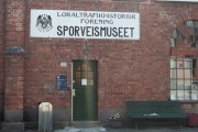 Gardeveien 15. Sporveismuseet. Her er inngangsdøren i juli 2014, jeg har fått greie på at stedet skal få en universell rehabilitering i 2024. Da blir kanskje denne døren borte