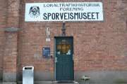 Gardeveien 15. Sporveismuseet. Det er 5 år siden vi tok det første bilde av inngangsdøren, og den eneste forskjellen jeg ser nå er at det har kommet et stoppested skilt over døren. Men nå skal vi gå inn