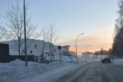 Landingsveien fikk sitt navn i 1955 og går fra Stasjonsveien til Arnebråtveien. Mulig vi er litt i nærheten av luftfart område nå