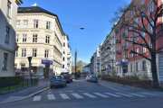 Lindemans gate 2 som er gården på venstre side er fra 1895, gaten fikk sitt navn i 1891 etter organisten, komponisten og folkemusikksamleren Ludvig Mathias Lindeman