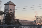 Risbakken 1 så ligger Ris kirke fra 1932 og den ble tegnet av arkitektene Carl og Jørgen Berner. Opprinnelig var det planlagt et menighetshus forbundet med tårnet med en solterrasse og overdekket søylegang, men dette ble ikke oppført av økonomiske grunner