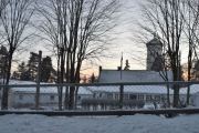 Risbakken 1 Ris kirke. Den ligger slik til at du kan se den på lang avstand. Noe jeg kan bekrefte er riktig