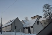 Slemdalsveien 105 er Ris transformatorstasjon fra 1918 og arkitekt var Carl Berner. Først så var Glommens Træsliberi der, så fra 1935 var Aker Elektrisitetsverk der og fra 1948 var Oslo Lysverker der. Så ble det Oslo Energi, Viken og Hafslund