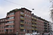 Solheimgata 7 fra 1933 må vi ta en nærmere titt på, arkitektene var Borthen og Brantzeg. Gata fikk navn i 1879 etter løkka Solheim som lå like i nærheten, som i dag er Nobels gate 33