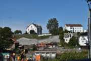 Tårnveien 3 og Thaulows vei 6 b. Bilde er tatt i august 2024 og her blir noe revet. Det har nok med Fornebubanen og gjøre, et sted må jo den gå. Thaulows vei fikk sitt navn i 1917 etter apoteker Harald Conrad Thaulow
