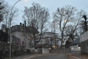 Thomas Heftyes gate 14 er fra 1903 og arkitekt var Karl Høie. Så har vi Thomas Heftyes gate 12 som er fra 1911 og arkitekt var H.S.B.  Fürst. litt rare nummer her