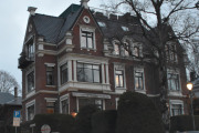 Thomas Heftyes gate 23 er fra 1894/1895 og arkitekt var Waldemar Hansteen. Har fasade mot St. Sunnivas gate også, som ikke har noen hus