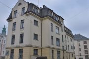 Thomas Heftyes gate 62 har fasaden mot Lindemans gate, Schaftegata og Solheimgata også. Bygningen står for seg selv, uten nabobygninger inntil seg