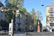 Thomas Heftyes plass ser vi litt av her, et nedstigningstårn er også blitt tatt vare på. Plassen ble oppgradert i 2011 og da gikk det med noen trær. Gården til venstre er Elisenbergveien 9 som er fra 1897