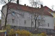 Zahlkasserer Schafts Plass 2 er fra rundt 1800 tallet og ligger på Schafteløkken. Plassen fikk sitt navn i 2003 og tidligere het det Solheim plass. Bilde er tatt i november 2021