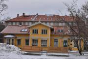 Zahlkasserer Schafts plass 3 tatt fra selve plassen er fra 1870-årene og fra 1989 så ble det et eldresenter her og alt er vernet. Bilde er tatt i februar 2023