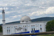 Søren Bulls Vei 1. Jeg har alltid et bedre bilde av Baitun Nasr moské. Det er Nordens største moske i Oslo og ble offisielt åpnet den 30 september 2011, mulig vi nærmer oss nå