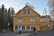 Akersveien 37 er opprinnelig fra 1840 og var en enetasjes husmannsstue på Akerløkken som senere har blitt ombygd. Siden 1911 har det vært keramikkverksted og er det enda