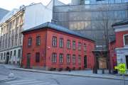 Apotekergata 10 B er fra 1860-1890, den tilhørte  C&C Knudsens kaffe engros-forretning