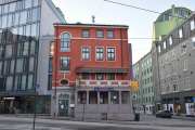 Arbeidergata 2 er fra 1860 og gaten fikk navnet sitt i 1864, stikkordet her er  Smalgangen