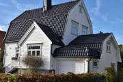 Baneveien 7 er jeg ikke sikker på alderen, men tak og vinduer sier meg at dette er nok gammelt selv om det er rehabilitert