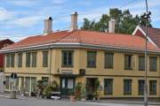 Bøgata 6 er fra 1892 og ble restaurert i 1984, jeg tror det var en tobakksforretning der i gamle dager