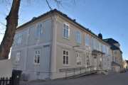 Bolteløkka allé 8 er Bolteløkkens hovedbygning, som er fra 1839. I 1898 ble den omgjort til skolebygning for Ullevålsveien skole og brukes nå som administrasjonsbygning. Den nye skolen fra 1913 ser du bak