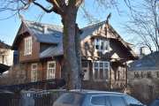 Bolteløkka allé 9 er fra 1894 og arkitekt var J. Grøstad. Tømmervilla i dragestil som ble oppført for overrettssakfører M.C. Tvethe, som også var medeier i Bolteløkken