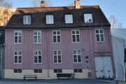 Damstredet 1 er fra 1839 og er fredet. Tomten bak er stor og strekker seg til toppen av Akersberget. Det er Bergfjerdingen Vel som holder orden her og de har satt i stand et lysthus også, som vi skal se på senere