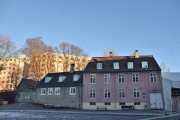 Damstredet og Akersveien. Her er vi på plassen i forstaden Bergfjerdingen og Akersveien 22 er bygningen til venstre og rett foran oss ligger Damstredet 1. Damstredet 3 må vi se på senere da det har en presenning over seg. Jeg noterer meg Billedhuggerløkken, så skal vi se hva jeg finner senere