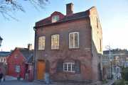 Damstredet 14 er fra 1864 og er vernet, det har et skjul i bakgården, skal finne ut mer senere. Opprinnelig bygd som jakthytte på 1600 tallet,  påbygd til to etasjer 1864. Hjørdis Egede-Nissen drev kafé her i første etasje fra 1960-åra, men nå er det et bolighus. Kjerne av rundtømmer gjør dette antagelig til det eldste huset i Bergfjerdingen