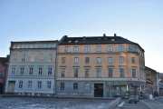 Damstredet 2 og 4, nummer 2 er hjørnebygningen som er fra 1859-1860 og er vernet, nummer 4 til venstre er fra rund 1866 og er også vernet. Jeg skjønner at jeg må gå rundt og titte mer rundt her