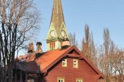 Dannevigsveien 12. Bak så ser vi kirkespiret til Sagene kirke som ligger i Dannevigsveien 17 som ble innviet i 1891. Men her må vi finne andre bilder av kirken