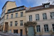 Dops gate 5 er fra 1861 og er til høyre i bilde, så kommer nummer 4A som er fra, ja si det. Til slutt har vi 4B som vi heller ikke finner alderen på. Men nå er vi nesten oppe ved Akersveien, så vi drar ned igjen