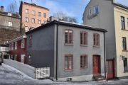 Dops gate 9 er fra 1863, trehuset bak er nummer 8 og er fra 1815. Huset helt til høyre som du også ser litt av i det forrige bilde er nummer 11 fra 1871. Som du skjønner så tar vi svippturen opp det som en gang het Kroken