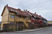 Etterstadgata 57 har vi nærmest oss, så er det 55 og 53, disse husene er fra 2006. Gatenavnet er fra før byutvidelsen i 1878 og gaten ender ved Gjøvikbanen