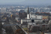 Etterstadsletta er innlemmet i Biskop Jens Nilssøns gate som fikk navnet sitt i  1951 og er oppkalt etter skolemann og biskop Jens Nilssøn Frendesonius, og her ser vi nummer 5 fra 1960 åra. Legg også merke til gangbrua, det blir endringer her kan jeg love deg