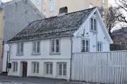 Fredensborgveien 1 er fra 1827 og er det eldste bevarte forstadshuset på Hammersborg