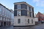 Fredensborgveien 16 er fra 1862–1869 og har fasaden mot Thor Olsens gate også. Bygningen ble pusset opp i 1985