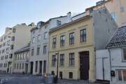 Fredensborgveien 1B-3A-5-7, vi begynner fra høyre. 1B er fra 1868, 3A fra ca. 1860, 5 er fra 1850 og 7 er fra 1940 og her var Margaretahemmet, den svenske menighets aldershjem